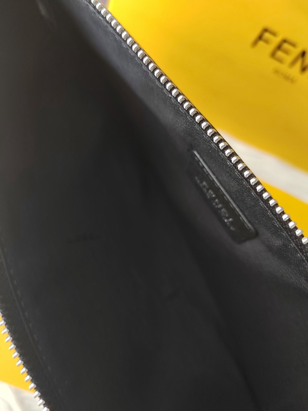 超激安ブランド財布偽物着用イメージ